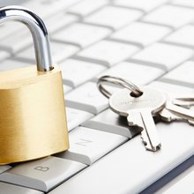 Themenbild Datenschutz & IT-Sicherheit: Schloss auf Tastatur